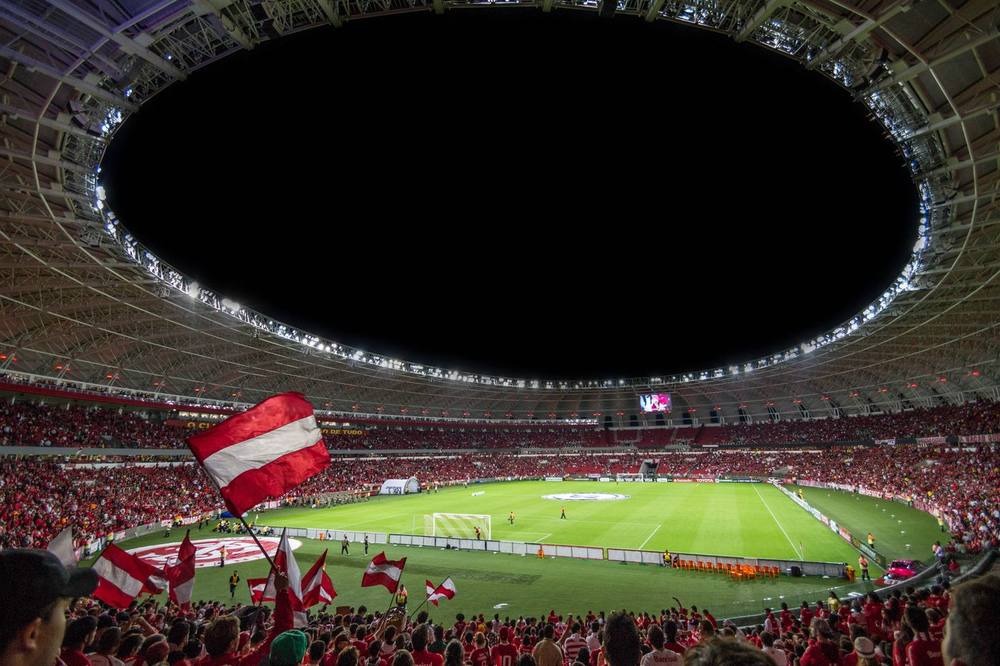 Lapangan sepak bola tampak atas di malam hari