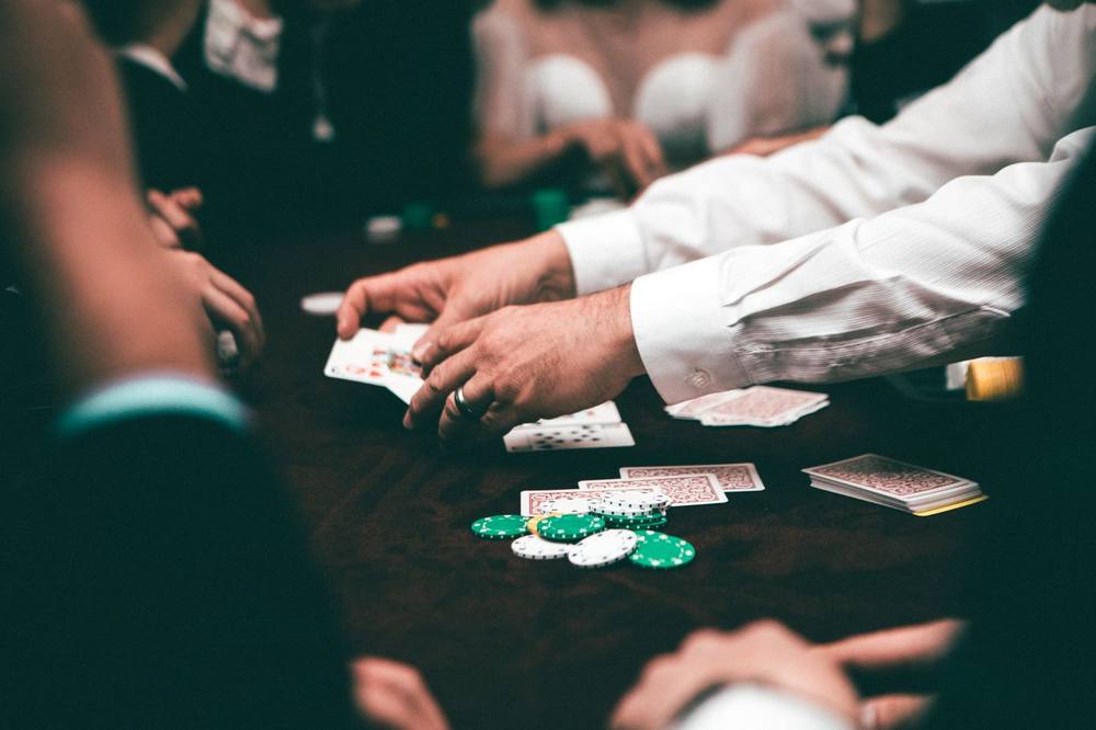 Tumpukan kartu dan chip poker di atas meja permainan